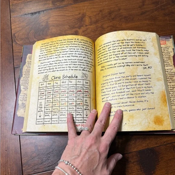 Disney Gravity Falls Journal 3 - Red and Gold Cover - Picture 4 of 4